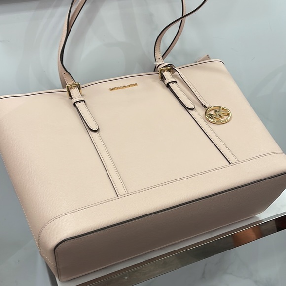 MICHAEL KORS
Jet Set Travel Lg Top Zip Shoulder Tote Saffiano Leather
Pwdr Blush - Picture 7 of 16